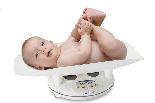  trẻ 9 tháng tuổi nặng khoảng 7,9 – 10 kg (bé trai) và 7,3 – 9,3 kg (bé gái). 