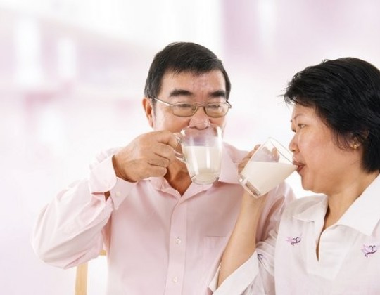 Bác sĩ Nguyễn Đình Bách giải đáp nguyên nhân khiến người già thường bị đau bụng khi uống sữa công thức