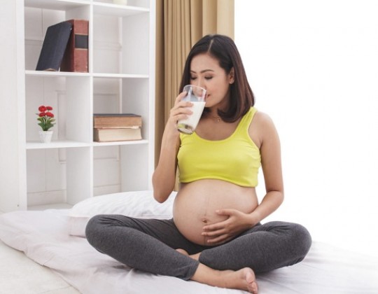 Mang thai tháng thứ 4 nên uống sữa gì?