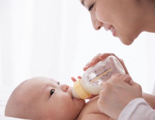 Chọn sữa công thức cho bé dưới 1 tuổi cần phải có những đặc điểm nào? Mẹ nên biết?
