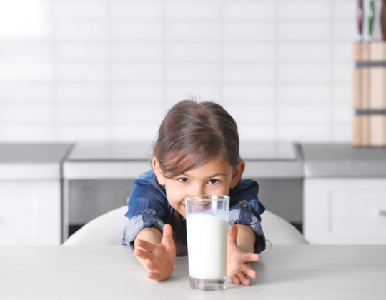 Dùng sữa công thức cho bé trên 1 tuổi: Có thực sự cần thiết như mẹ vẫn nghĩ?