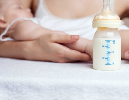 Cùng mẹ trả lời câu hỏi: Sữa non nào tốt cho trẻ sơ sinh?