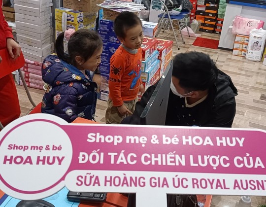 Trade and show Sữa Hoàng Gia tri ân khách hàng Shop mẹ và bé Hoa Huy