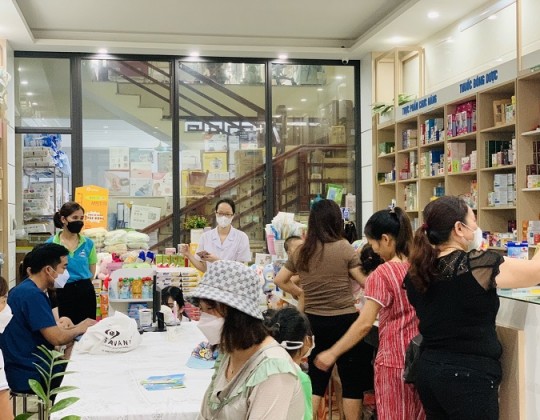 Sữa Hoàng Gia đồng hành cùng chương trình đo xương miễn phí tại quầy thuốc Thu Hiền - Ninh Bình