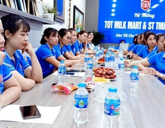 Sữa Hoàng Gia Royal Ausnz tổ chức buổi đào tạo sản phẩm tới hệ thống Tot Milk Mart