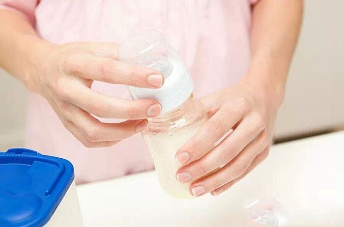 Pha sữa không đúng tỷ lệ là một trong những nguyên nhân khiến bé bị táo bón