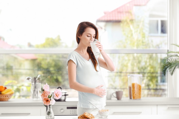 Mẹ mang thai 3 tháng đầu có nên uống sữa bầu không 