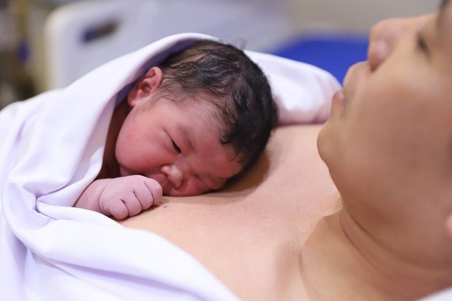  Nên cho bé “da áp da” với mẹ sau sinh để bé tìm bầu vú theo bản năng
