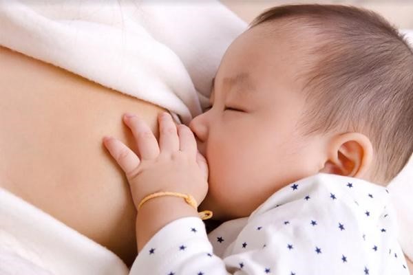  Sữa mẹ là nguồn cung cấp dinh dưỡng và đề kháng tuyệt vời nhất cho bé