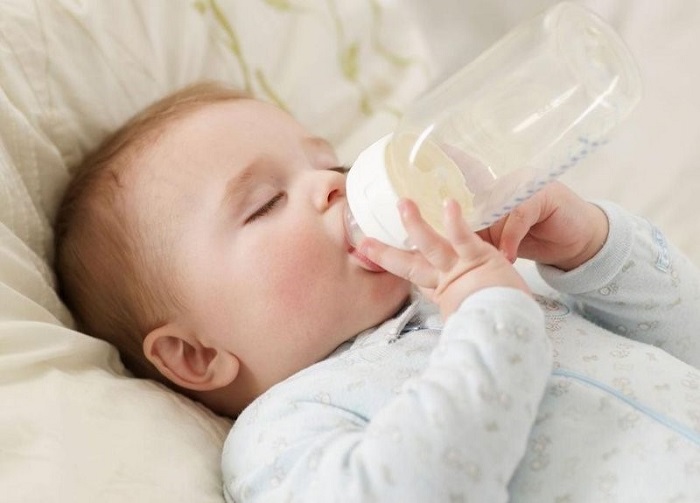  Khi nguồn sữa mẹ không đủ, cha mẹ hãy cân nhắc bổ sung thêm sữa ngoài để bé tăng cân tự nhiên