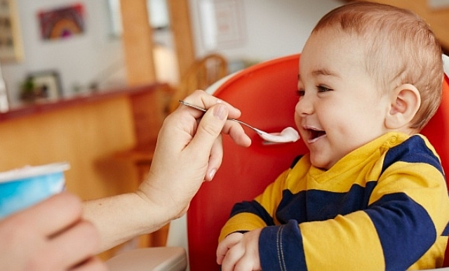 Cho bé ăn thực phẩm có chứa nhiều lợi khuẩn