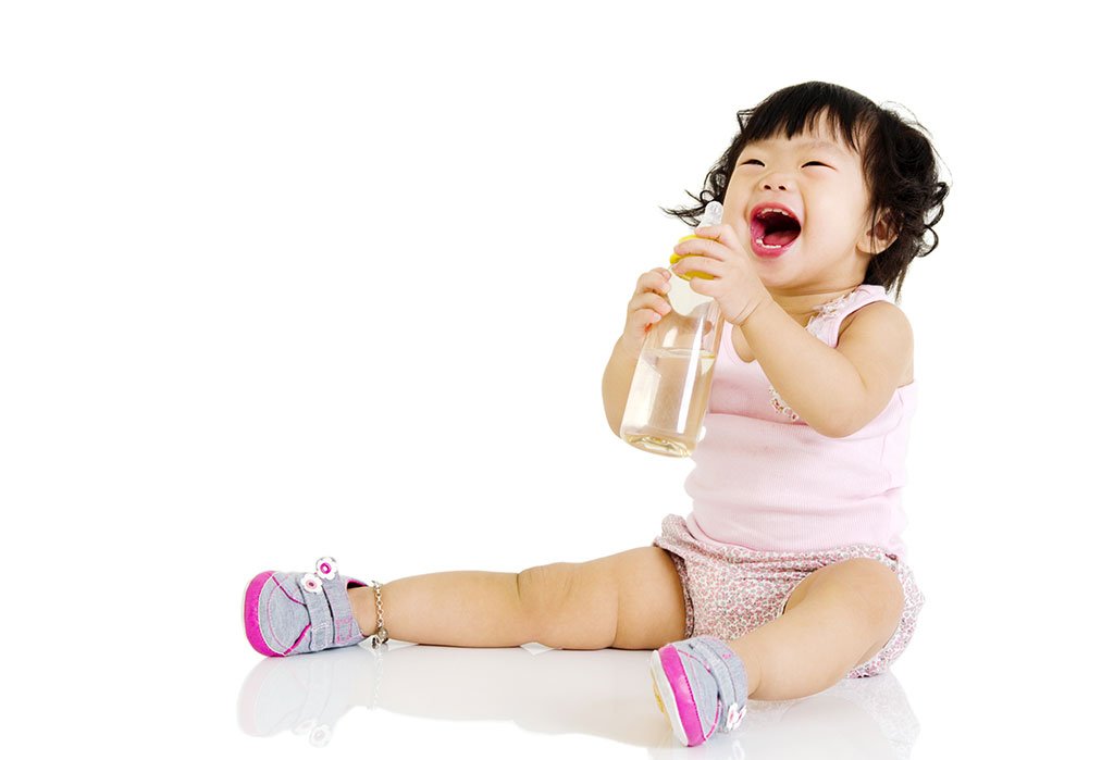 Uống đủ nước chính là cách giữ cho bé có hệ miễn dịch khỏe mạnh