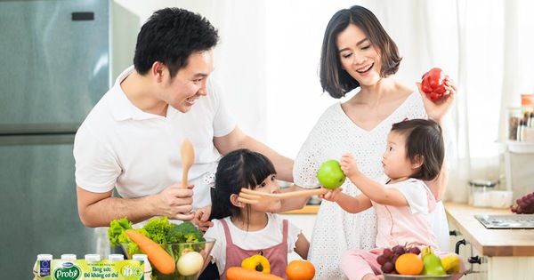 Mẹ nên chú ý bổ sung đầy đủ vitamin và khoáng chất bằng cách cho trẻ ăn nhiều trái cây và rau quả tươi
