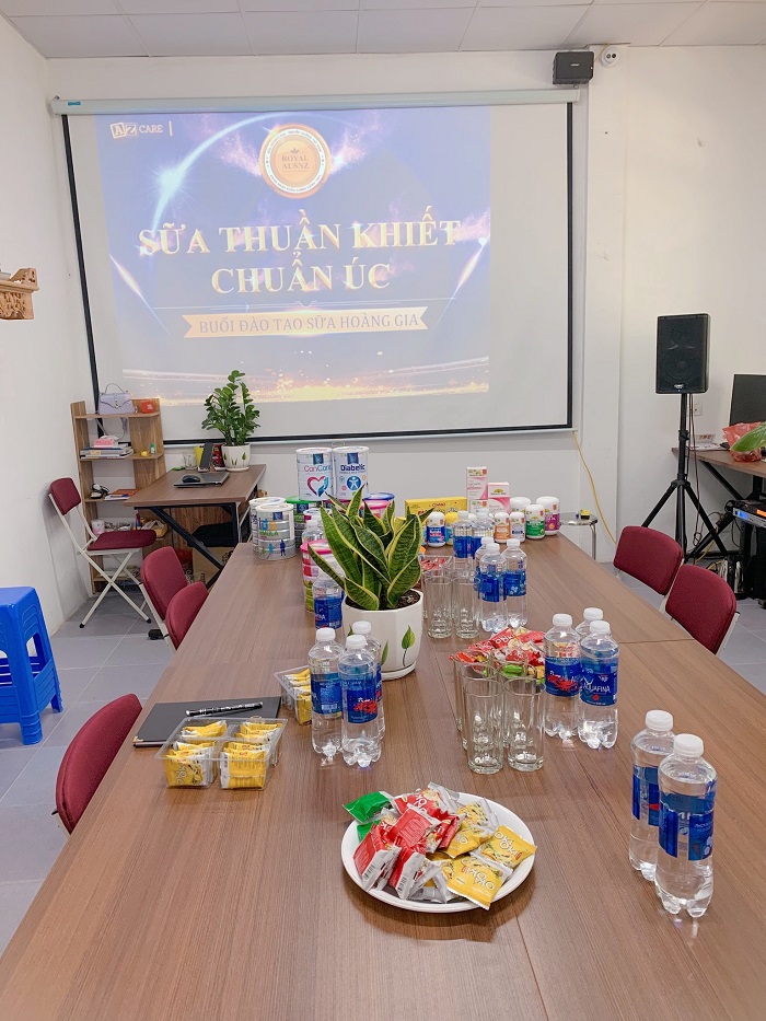 Ngày 3/11/2022, Sữa Hoàng Gia Royal Ausnz đã tổ chức một buổi đào tạo sản phẩm dành cho toàn bộ nhân sự thuộc shop Thu Cầm Baby thuộc thành phố Việt Trì - Phú Thọ. Thu Cầm Baby là một địa điểm uy tín, chất lượng số 1 trên địa bàn thành phố Việt Trì, Phú Thọ. Tại đây có bán các sản phẩm dành cho mẹ và bé đa dạng từ nhiều thương hiệu lớn hàng đầu thế giới từ sữa, quần áo, bình hút sữa,... Đồng thời, Thu Cầm Baby cũng là đối tác chiến lược, đại lý bán hàng chính hãng của Royal Ausnz tại địa bàn thành phố Việt Trì. Và hơn nữa, số khách hàng tiêu dùng sản phẩm Sữa Hoàng Gia tại Thu Cầm Baby đặc biệt cao. Nhằm nâng cao dịch vụ mua sắm đến khách hàng của Sữa Hoàng Gia nói chung và muốn cung cấp những giá trị tốt nhất gửi tới khách hàng nói riêng, Sữa Hoàng Gia Royal Ausnz đã quyết định tổ chức buổi đào tạo sản phẩm tại shop Thu Cầm. Sữa Hoàng Gia biết, muốn nâng cao chất lượng phục vụ thì đội ngũ nhân viên tư vấn đóng vai trò rất quan trọng. Buổi đào tạo diễn ra trong không khí sôi nổi của các học viên. Tại buổi học, học viên được mở mang thêm kiến thức về Sữa Hoàng Gia Royal Ausnz, về nguồn nguyên liệu sản xuất, công nghệ chế biến, tiêu chuẩn sản xuất có 1 0 2 và những cái nhất mà khó có hãng sữa nào có thể có được của Sữa Hoàng Gia. Qua buổi học, học viên không chỉ biết thêm về sản phẩm mà còn tích lũy thêm cho mình vốn kiến thức về dinh dưỡng cho bé yêu trong từng giai đoạn phát triển,…Từ đó, nghiệp vụ chăm sóc khách hàng được nâng cao, thông tin tư vấn về sản phẩm được chính xác hơn. Và quan trọng hơn cả, chúng tôi muốn những gì các bạn nhân viên tư vấn cho khách hàng đáp ứng được mong muốn và nhu cầu của khách hàng. Buổi đào tạo diễn ra thành công tốt đẹp, với các con số kiểm tra cuối giờ của các học viên đều đạt tiêu chuẩn tốt. Và từ đây, chúng tôi hy vọng, thời gian tới các bạn nhân viên tư vấn sẽ trở nên chuyên nghiệp hơn, nâng cao chất lượng phục vụ tới khách hàng. Từ đó, khẳng định thêm uy tín và tên tuổi của Thu Cầm Baby trên địa bàn. Với riêng Sữa Hoàng Gia Royal Ausnz, hàng trình đào tạo của chúng tôi chắc chắn vẫn sẽ tiếp tục lan tỏa thêm nhiều điểm bán khác trong thời gian tới. Chúng tôi sẽ nỗ lực hết mình, để giúp sản phẩm sạch, chất lượng tốt từ Royal Ausnz trở thành nguồn dinh dưỡng bổ sung hữu ích cho mọi nhà.