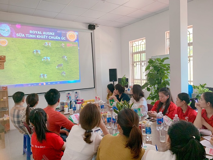 Ngày 3/11/2022, Sữa Hoàng Gia Royal Ausnz đã tổ chức một buổi đào tạo sản phẩm dành cho toàn bộ nhân sự thuộc shop Thu Cầm Baby thuộc thành phố Việt Trì - Phú Thọ. Thu Cầm Baby là một địa điểm uy tín, chất lượng số 1 trên địa bàn thành phố Việt Trì, Phú Thọ. Tại đây có bán các sản phẩm dành cho mẹ và bé đa dạng từ nhiều thương hiệu lớn hàng đầu thế giới từ sữa, quần áo, bình hút sữa,... Đồng thời, Thu Cầm Baby cũng là đối tác chiến lược, đại lý bán hàng chính hãng của Royal Ausnz tại địa bàn thành phố Việt Trì. Và hơn nữa, số khách hàng tiêu dùng sản phẩm Sữa Hoàng Gia tại Thu Cầm Baby đặc biệt cao. Nhằm nâng cao dịch vụ mua sắm đến khách hàng của Sữa Hoàng Gia nói chung và muốn cung cấp những giá trị tốt nhất gửi tới khách hàng nói riêng, Sữa Hoàng Gia Royal Ausnz đã quyết định tổ chức buổi đào tạo sản phẩm tại shop Thu Cầm. Sữa Hoàng Gia biết, muốn nâng cao chất lượng phục vụ thì đội ngũ nhân viên tư vấn đóng vai trò rất quan trọng. Buổi đào tạo diễn ra trong không khí sôi nổi của các học viên. Tại buổi học, học viên được mở mang thêm kiến thức về Sữa Hoàng Gia Royal Ausnz, về nguồn nguyên liệu sản xuất, công nghệ chế biến, tiêu chuẩn sản xuất có 1 0 2 và những cái nhất mà khó có hãng sữa nào có thể có được của Sữa Hoàng Gia. Qua buổi học, học viên không chỉ biết thêm về sản phẩm mà còn tích lũy thêm cho mình vốn kiến thức về dinh dưỡng cho bé yêu trong từng giai đoạn phát triển,…Từ đó, nghiệp vụ chăm sóc khách hàng được nâng cao, thông tin tư vấn về sản phẩm được chính xác hơn. Và quan trọng hơn cả, chúng tôi muốn những gì các bạn nhân viên tư vấn cho khách hàng đáp ứng được mong muốn và nhu cầu của khách hàng. Buổi đào tạo diễn ra thành công tốt đẹp, với các con số kiểm tra cuối giờ của các học viên đều đạt tiêu chuẩn tốt. Và từ đây, chúng tôi hy vọng, thời gian tới các bạn nhân viên tư vấn sẽ trở nên chuyên nghiệp hơn, nâng cao chất lượng phục vụ tới khách hàng. Từ đó, khẳng định thêm uy tín và tên tuổi của Thu Cầm Baby trên địa bàn. Với riêng Sữa Hoàng Gia Royal Ausnz, hàng trình đào tạo của chúng tôi chắc chắn vẫn sẽ tiếp tục lan tỏa thêm nhiều điểm bán khác trong thời gian tới. Chúng tôi sẽ nỗ lực hết mình, để giúp sản phẩm sạch, chất lượng tốt từ Royal Ausnz trở thành nguồn dinh dưỡng bổ sung hữu ích cho mọi nhà.