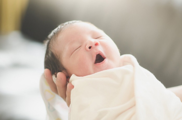 Trẻ sơ sinh có cơ thể non nớt nên cần được hết sức bảo vệ và chăm lo