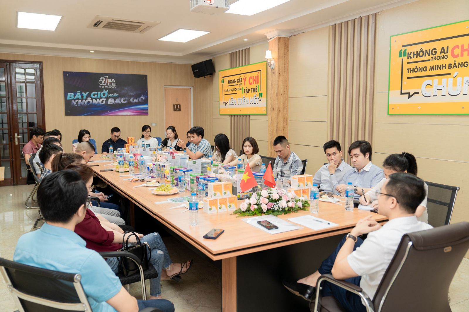 Sữa Hoàng Gia Úc tổ chức “Sơ kết 6 tháng đầu năm 2022 - công tác triển khai phân phối sữa sạch Royal Ausnz”