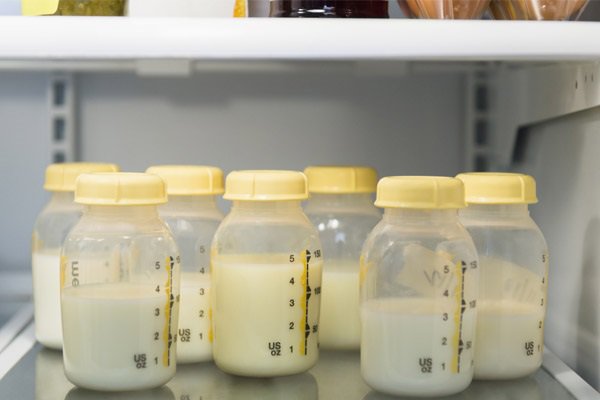 Liệu có thể dự trữ sữa non cho bé dùng dần hay là bổ sung thêm từ nguồn bên ngoài?
