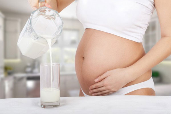 Bà bầu 3 tháng đầu nên bổ sung đầy đủ các dưỡng chất từ sữa