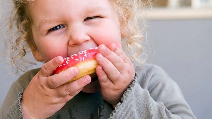 Nghiện đồ ngọt cũng là một trong những biểu hiện tố cáo trẻ đang bị suy giảm sức đề kháng