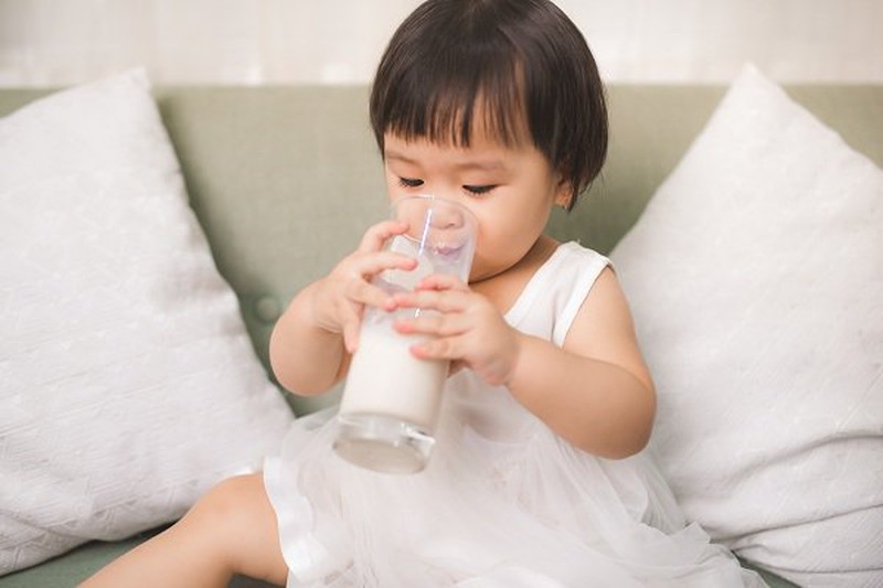 Nên cho trẻ uống sữa mát để không ảnh hưởng đến hệ tiêu hóa