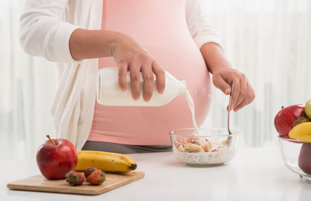Mẹ có thể uống sữa bầu chung với bánh quy, bánh ngọt, sữa chua, sữa tươi, sữa ông thọ, phô mai, trái cây để gia tăng dinh dưỡng.