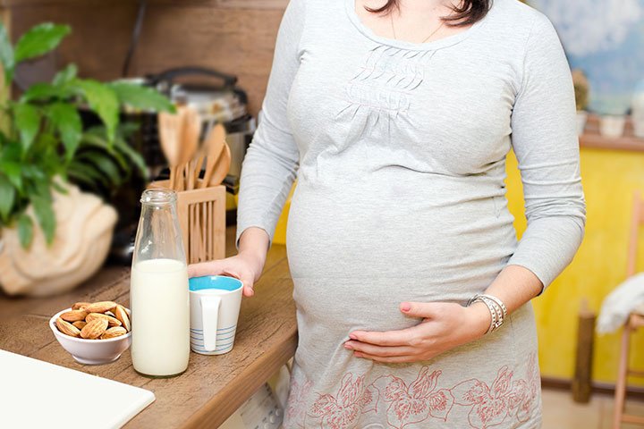 Giúp bé yêu thêm thông minh là một trong những vai trò quan trọng nhất của sữa bầu đối với thai nhi