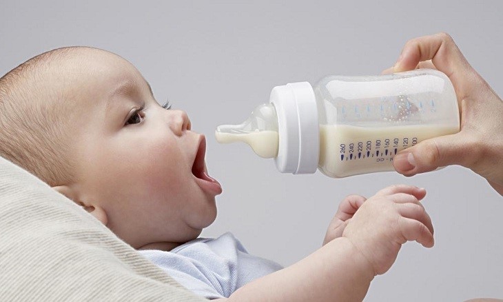 Các mẹ nên dựa vào cơ địa của bé để bổ sung sữa bột phù hợp