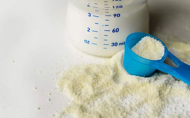 Sữa bột hay còn gọi là sữa công thức là sữa tươi đã trải qua công nghệ xử lý biến sữa ở dạng nước thành dạng bột để dễ bảo quản, mang đi và có hạn sử dụng lâu hơn sữa tươi