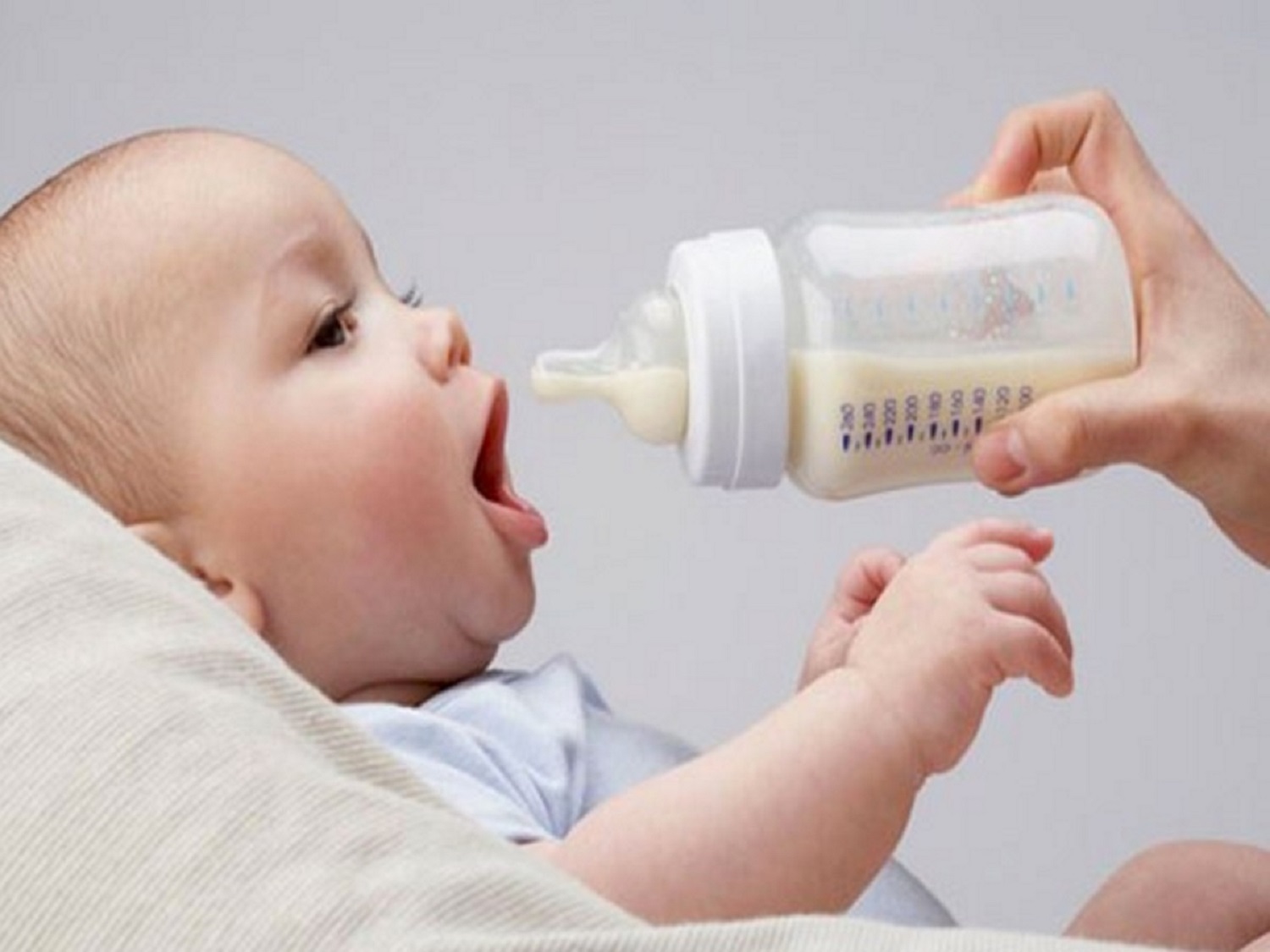 Sữa công thức sẽ giúp mẹ sẽ mất ít thời gian cho bé ăn hơn.