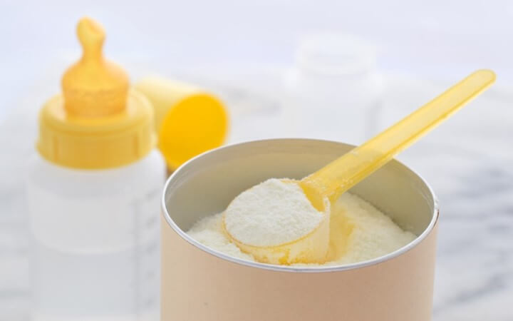 Sữa công thức là sữa được sản xuất dựa theo sữa mẹ các thành phần dinh dưỡng kết hợp có tỷ lệ gần giống với sữa mẹ nhất
