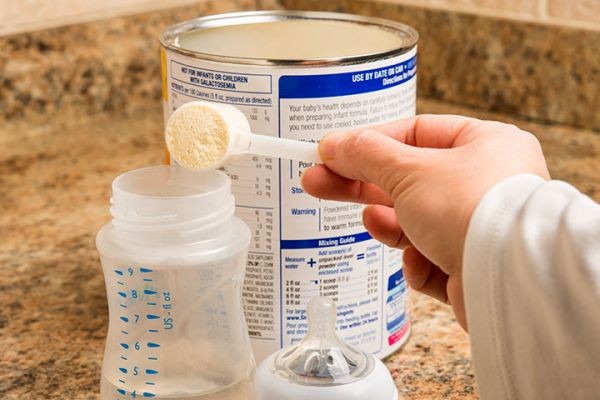  Khi sử dụng sữa công thức cho bé, cha mẹ cần lưu ý gì?