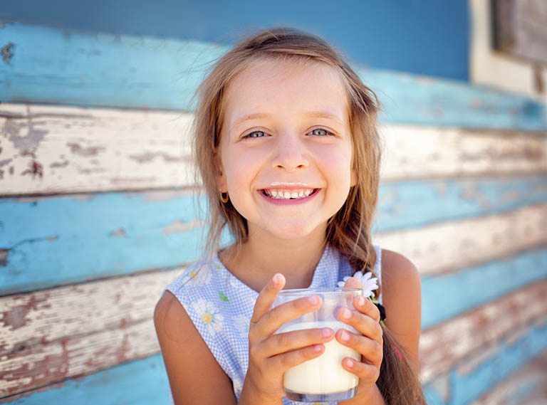 Sữa chính là một trong những thức uống giúp bổ sung các dưỡng chất cần thiết để trẻ có thể phát triển toàn diện.