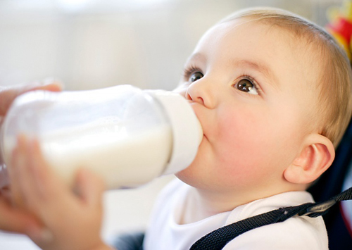 Khi mua sữa cho con, mẹ nên tham khảo các thông tin trên bao bì của sản phẩm