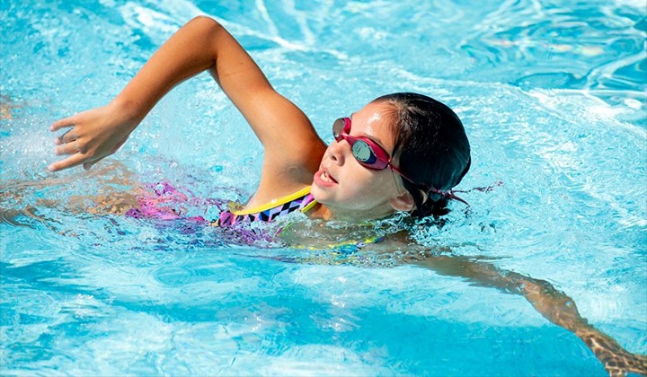  Cha mẹ nên cho bé trong tuổi dậy thì học bơi để tăng chiều cao tốt hơn