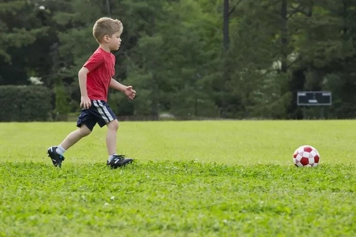  Lên 6 tuổi, bé đã có thể bộc lộ năng khiếu đá bóng thuần thục