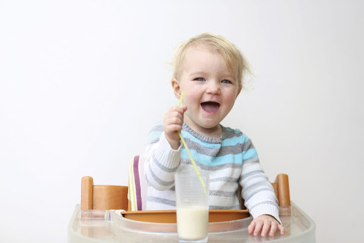 Sữa không những là nguồn cung cấp chất dinh dưỡng cho trẻ phát triển đủ cân nặng mà còn giúp bé yêu nhà bạn được phát triển cả về trí não và sức khỏe tổng thể một cách tốt nhất