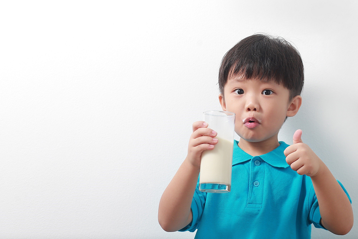 Cho con uống sữa tăng cân nặng đúng thời điểm