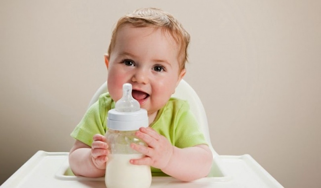 Với trẻ 18 tháng, vị thanh mát, dịu ngọt tự nhiên như sữa mẹ vẫn được yêu thích hơn cả.