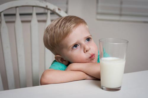 Trẻ dưới 3 tuổi không nên sủ dụng sữa nguyên kem