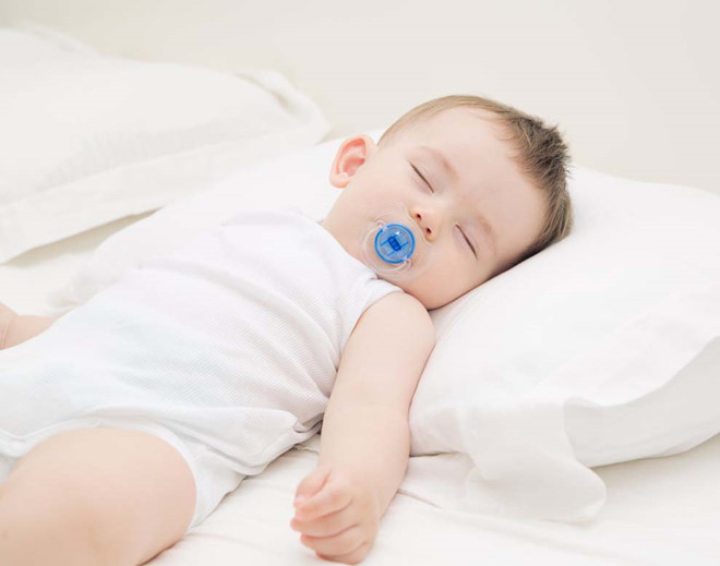 trẻ sơ sinh bị sổ mũi nghẹt mũi - kê cáo gối ngủ