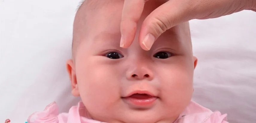 trẻ sơ sinh bị sổ mũi nghẹt mũi - vuốt mũi