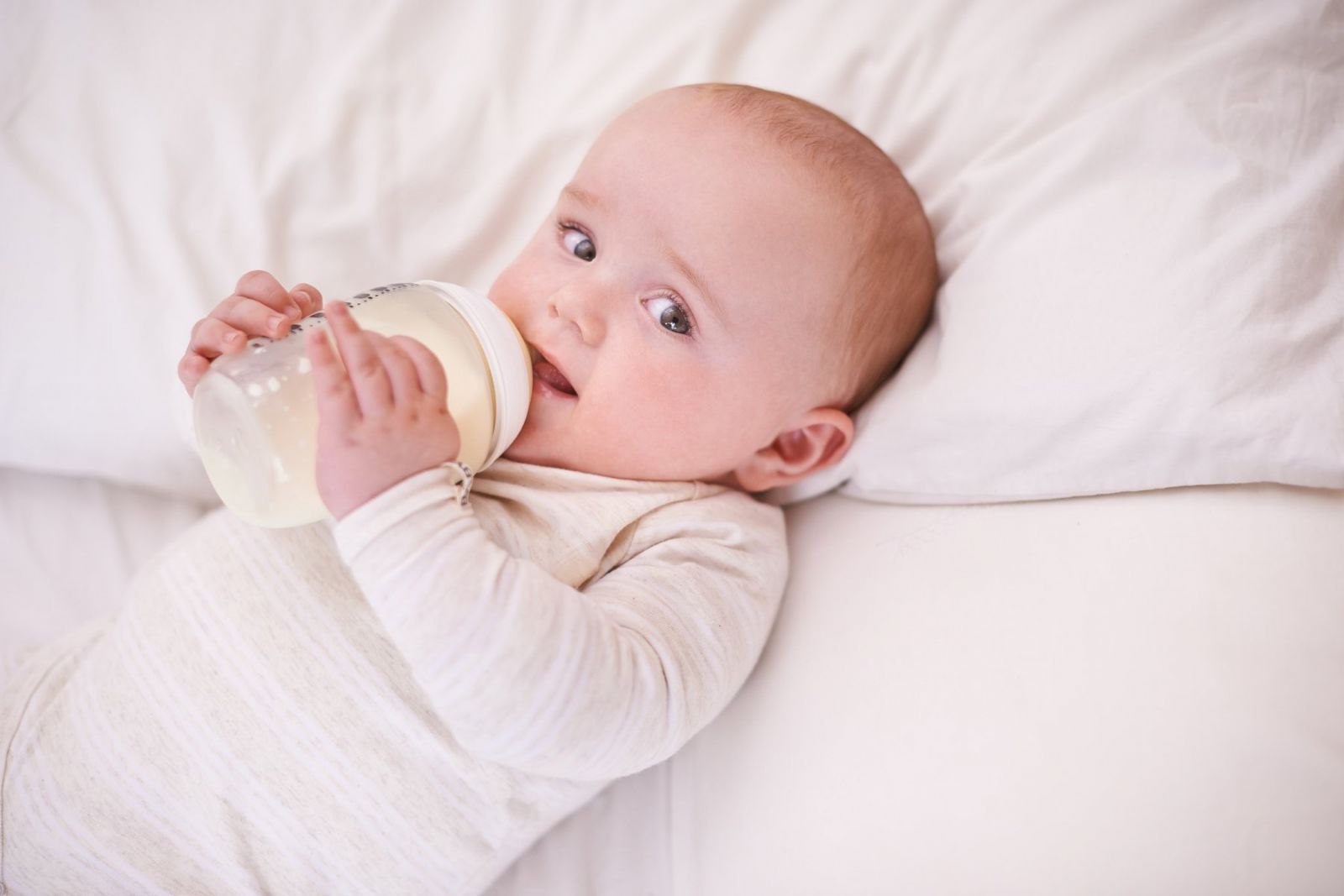 Trẻ sơ sinh uống sữa công thức có tốt không?